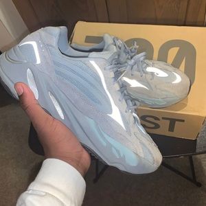 Yeezy boost 700 V2 ‘Hospital Blue’